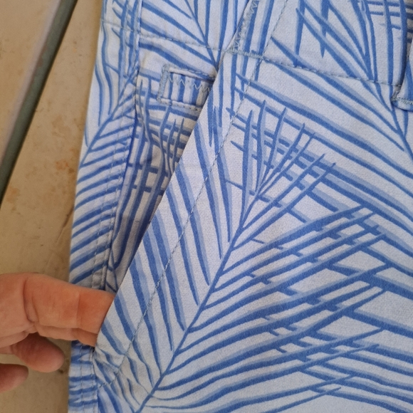 Vineyard Vines Geometric Blue Shorts NWOT Size 12 - Picture 4 of 9